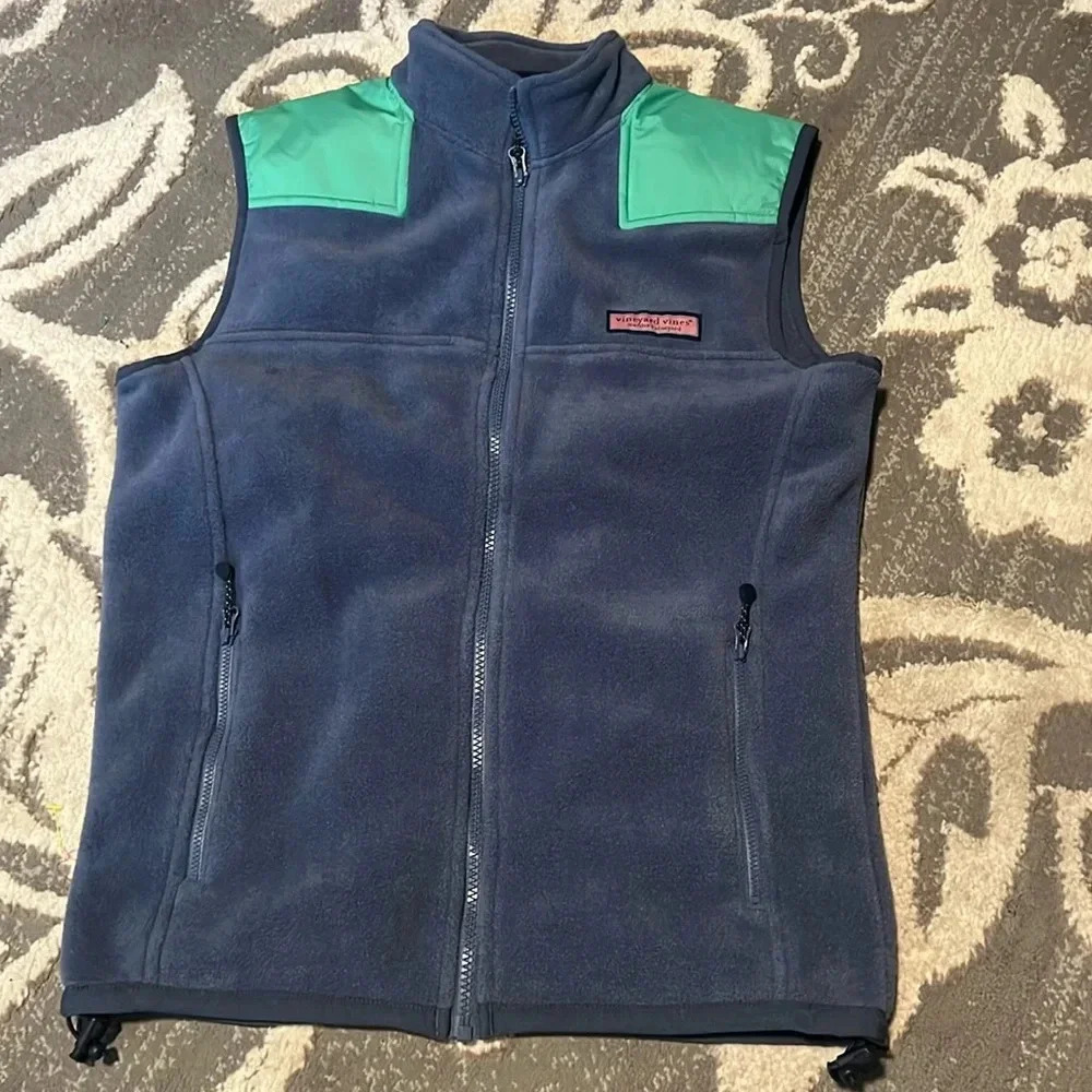 Vineyard vines fleece vest. NWOT. Size XS has pockets. Zip front. Unisex.